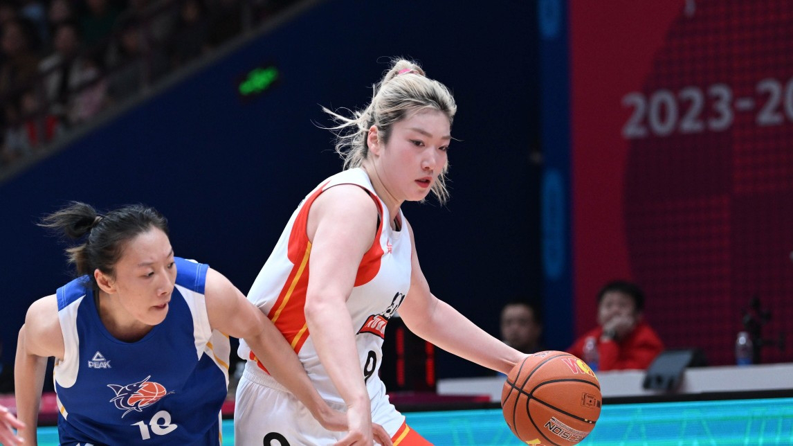 传球大师!李梦连送妙传打停对手 勒布朗开心露笑容太可爱