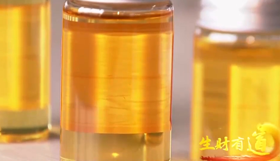 他将桂枝桂叶变废为宝,通过加工做成桂油,用途广泛市场售价高