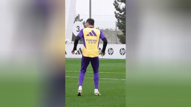 榜样还在队中就向他学习小熊训练致敬魔笛外脚背抽射