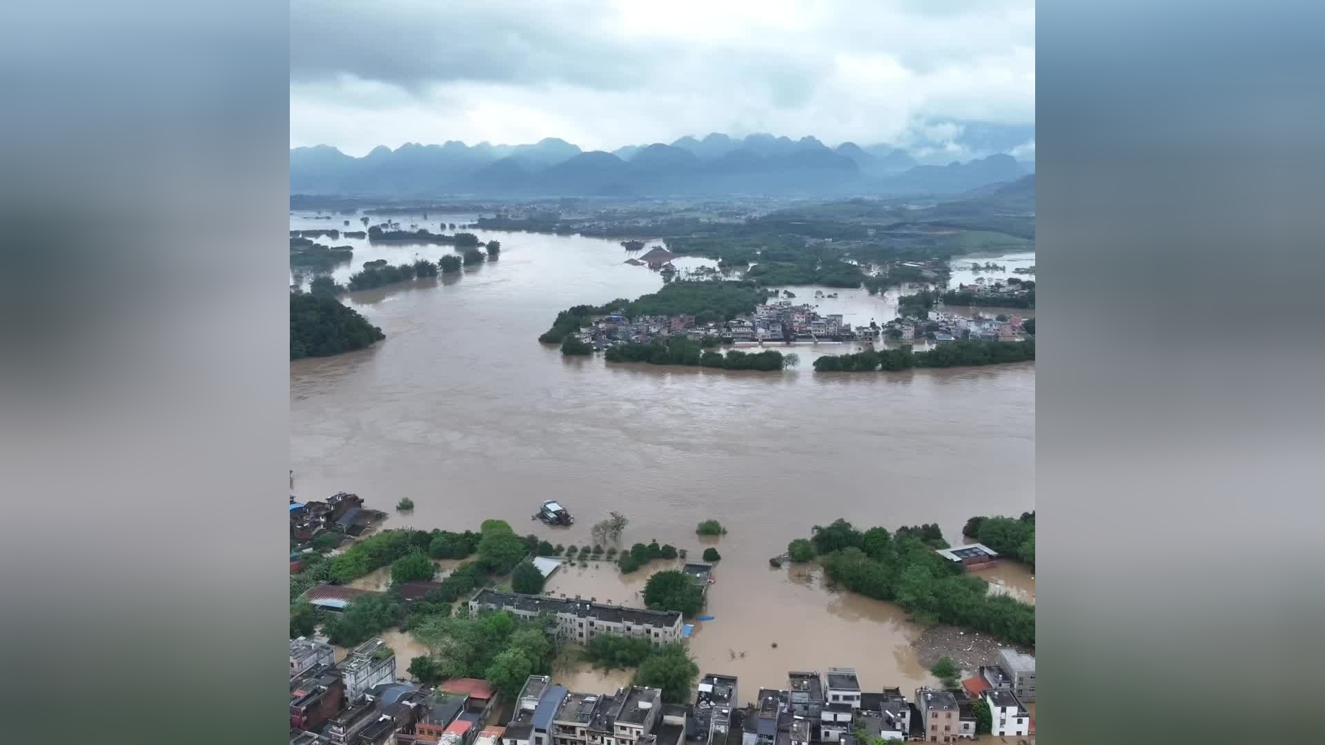 清远英德大湾镇暴雨后变泽国,仍有居民家中坚守