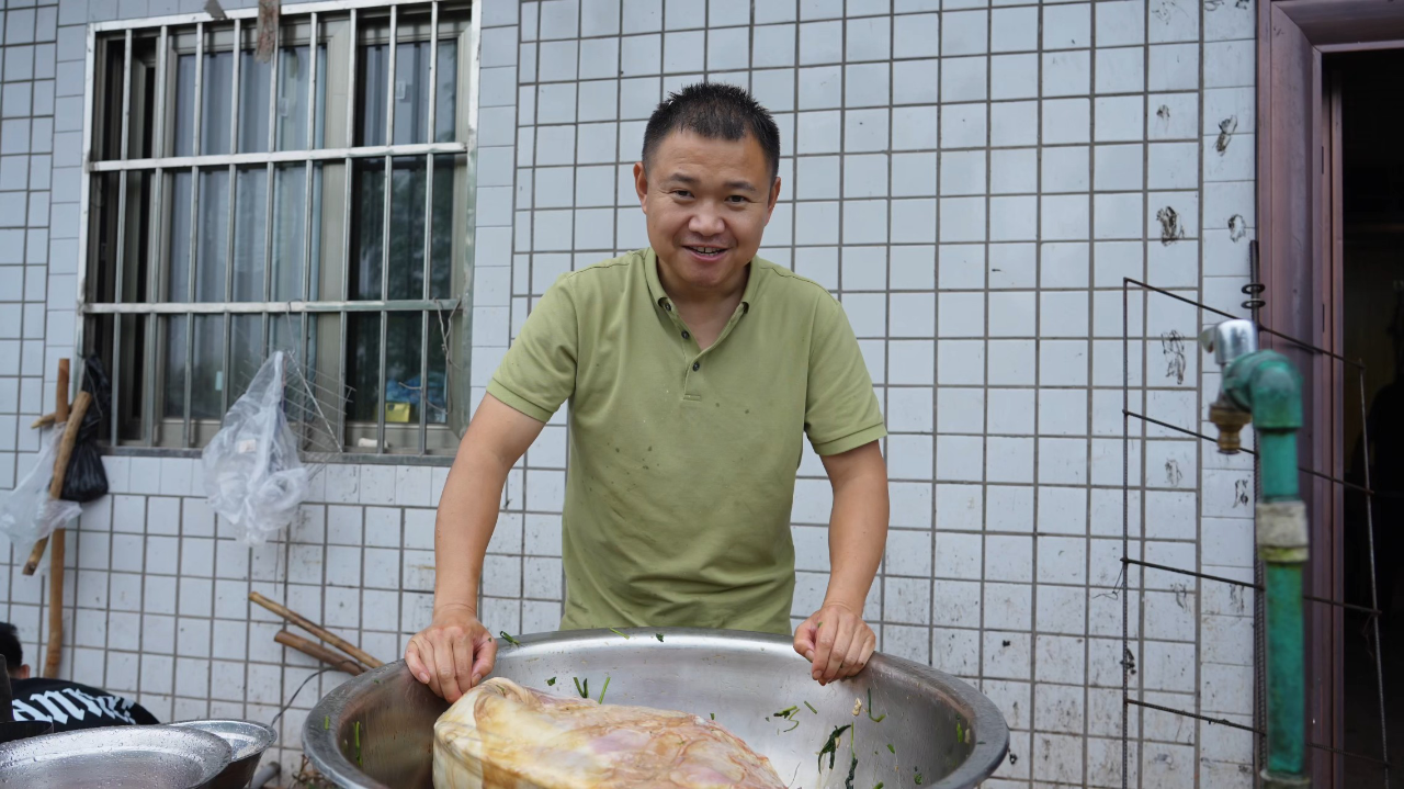 70斤乡村烤全羊,农村四哥慢烤3小时,20多人一起分享,吃过瘾了