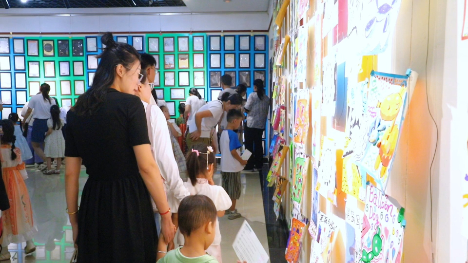 "一千个儿童,一千个世界"主题画展在青岛西海岸新区文化馆开幕