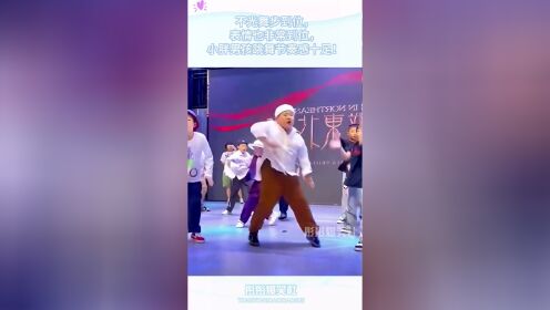 不光舞步到位,表情也非常到位,小胖男孩跳舞节奏感十足!