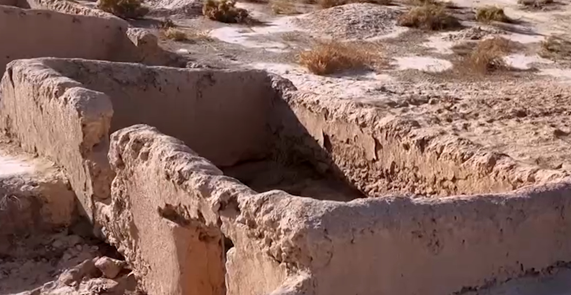 荒漠里的地窝子,就是每个兵团人,早期遮风挡雨的家