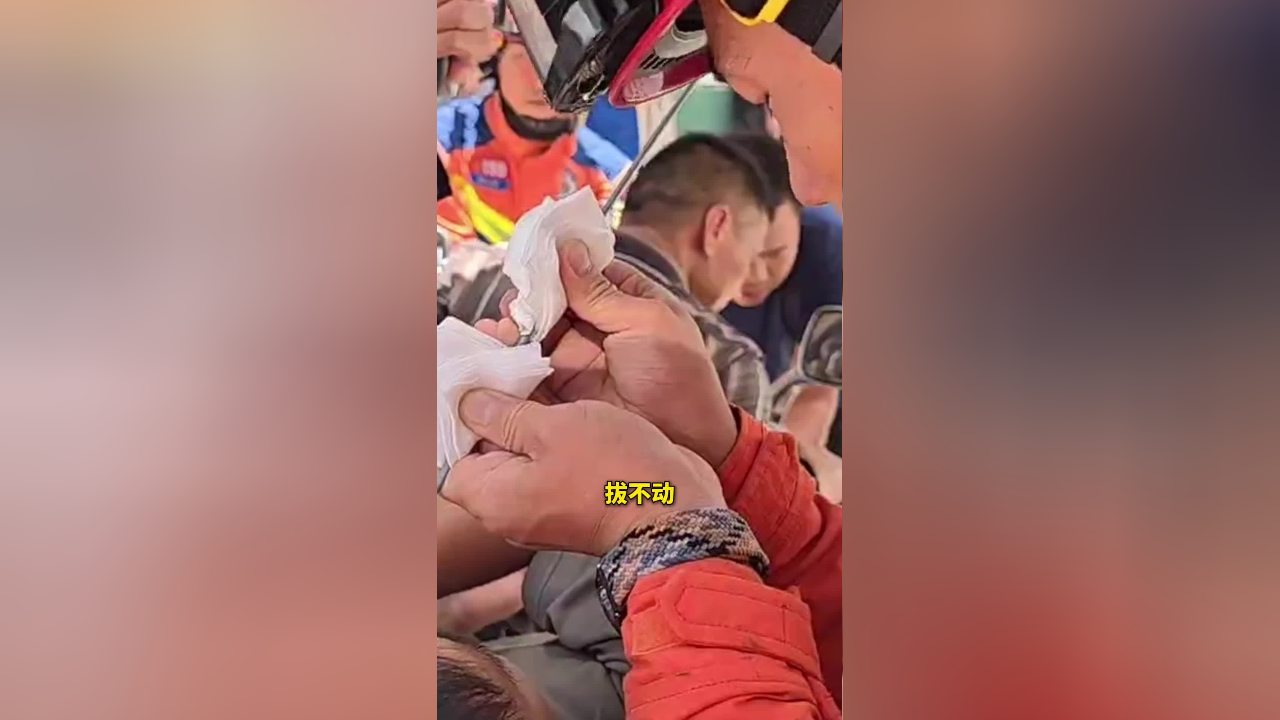 男子被摩托车雨棚伞骨刺穿眼睛,消防员小心翼翼紧急救援,惊险现场曝光