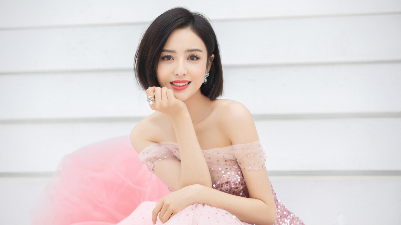 佟丽娅吐槽早年演技尴尬,自己都看不下去,拍戏被人围观常常觉得煎熬