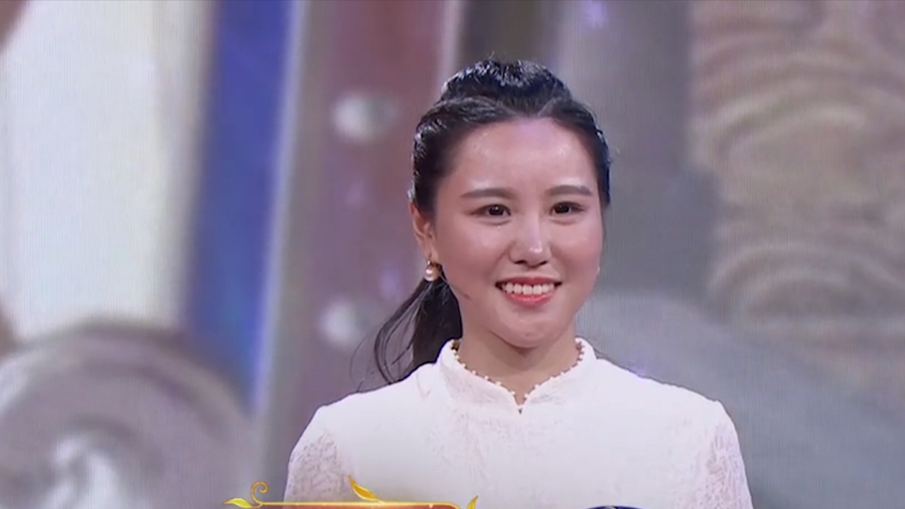 向芝谊实力太强了,龙洋还没念完选项就提前说出正确答案,选手都佩服了