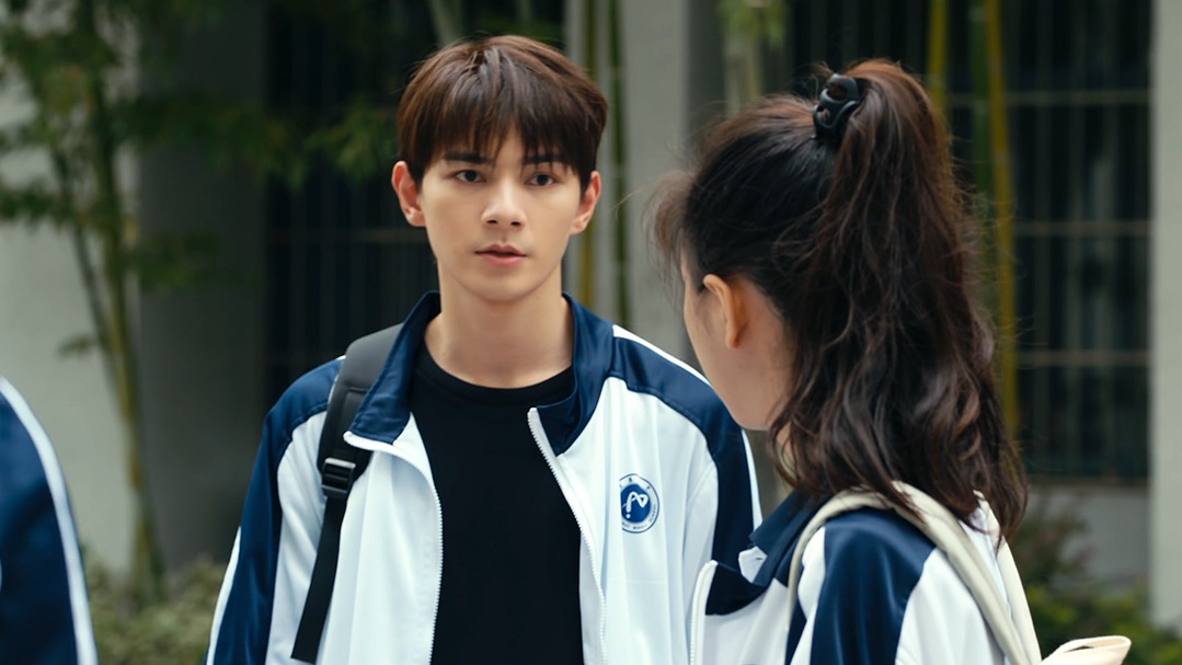 花季少女遭遇霸凌,校霸表面不关心背地找真凶