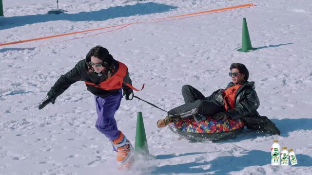 暴帅场面!王鹤棣雪地飞奔建议循环100遍