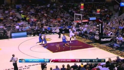 《NBA骑士》【扣篮】一传精确制导！詹姆斯战斧暴扣机警抢断连得4分