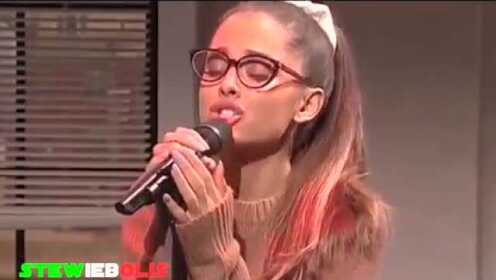 Ariana Grande A妹模仿5位女歌手唱歌像到爆炸！小甜甜夏奇拉蕾哈娜席琳迪翁惠特妮休斯顿
