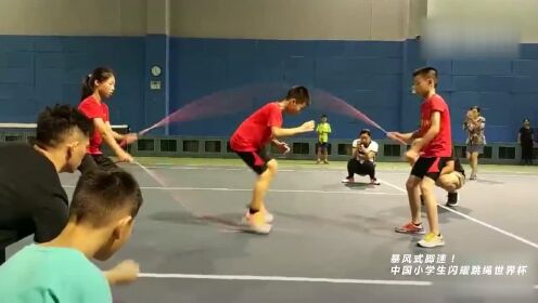 暴风式脚速！中国小学生闪耀跳绳世界杯 夺冠奏国歌时想流泪