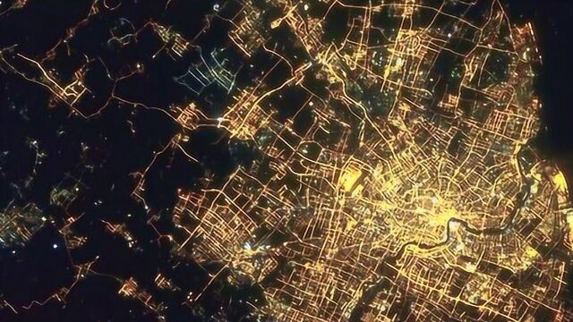 太空看地球夜景 夜幕下的城市灯光璀璨