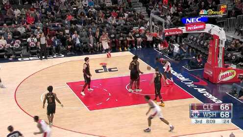 《NBA全场集锦》完美的错位 马辛米把握机会顺下起飞隔扣对手