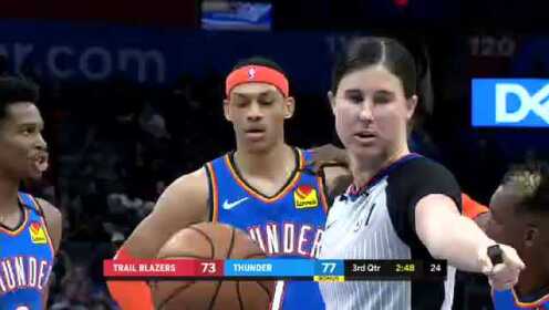 《NBA全场回放》【原声回放】开拓者vs雷霆第3节 亚当斯长传施罗德上篮