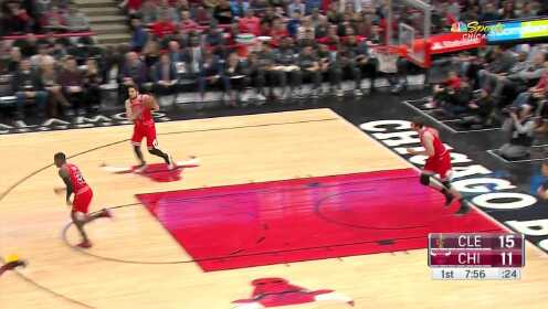 《NBA全场集锦》冲入内线骤起发难 汤普森旱地拔葱双臂炸筐补扣