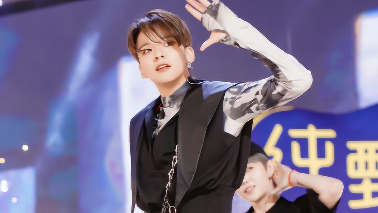 "  发起人团成员@刘逸云amber带来的英文版主题曲示范好燃!