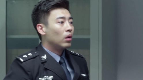 《警察锅哥第1季》第19集03：简凡父母来警队找简凡，简凡还以为是肖成钢开玩笑，还差点打到妈妈