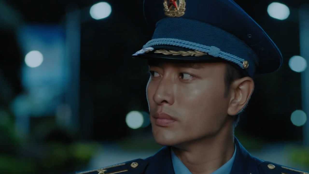 《空降利刃》第50集03:张启打算悄悄离开,但没想到锅盖头们都在营区