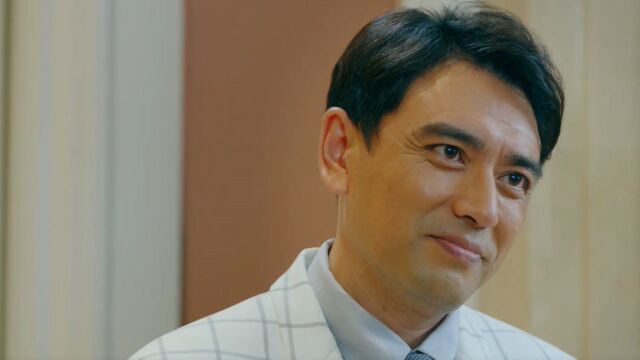 《澳门人家》第十五集01:苏林和梁潇二人正说着,雯雯跳出来要采访两个