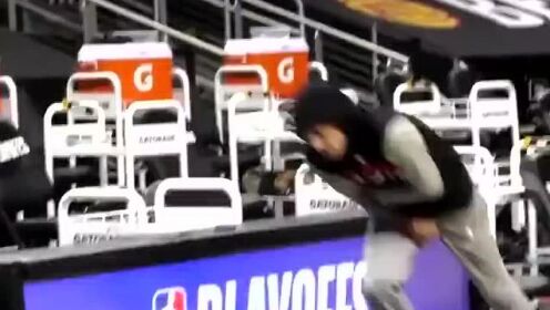 《NBA全场集锦》特雷-杨赛前固定仪式 坐在板凳上投进超远三分
