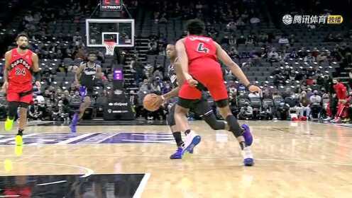 《NBA全场集锦》吓得西卡连忙闪躲！福克斯递手霍姆斯腾空暴扣炸裂全场