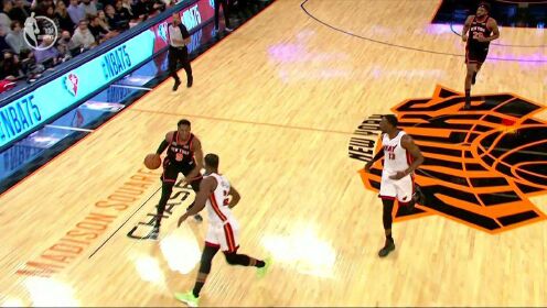 《NBA全场集锦》右侧突破左手舔篮 巴雷特无视防守丝滑打进