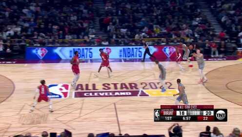 《NBA全明星》说好的心有灵犀呢 特雷杨抢断反击打板空接变失误