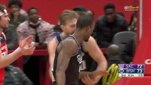 《NBA全场集锦》经验老道！巴恩斯大刀阔斧迎着防守勾手打进