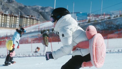 罗拉跟着张嘉豪学滑雪，爆笑“给您拜年了”