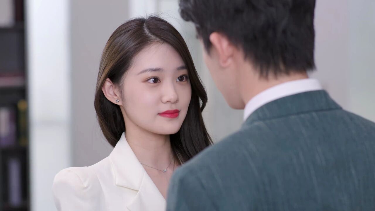 甜蜜一吻!女总裁霸气椅咚小奶狗