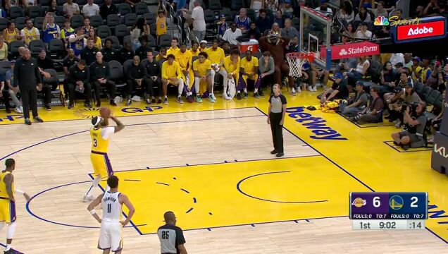 轻松悠闲！詹姆斯场边抱着脑袋亲自督战