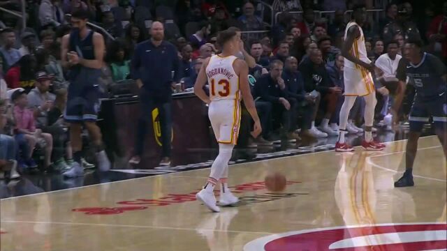 手感完全投开了！特雷杨接球就投logo三分自信出手篮球应声入网