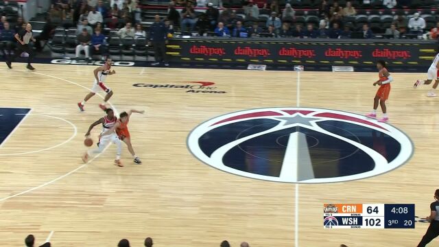 要的就是这股拼劲！ 塔兰抢断怀特快攻扣篮得手