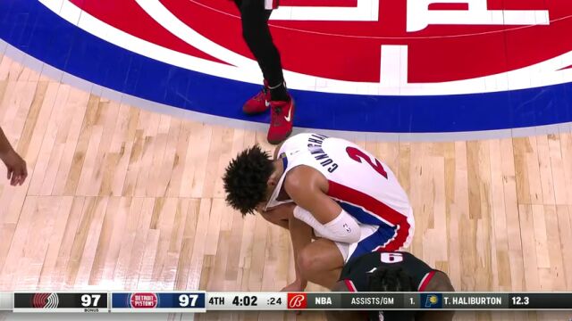 隔着屏幕看着都疼 坎宁安强势上篮被艾顿巴掌拍脸伺候