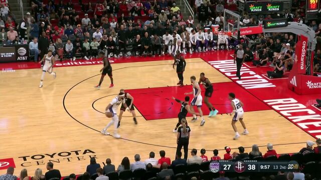 雄赳赳气昂昂！麦基大步流星顶飞范弗利特上篮打进还有加罚