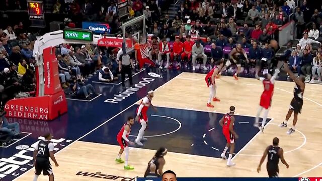 库兹马独挑大梁！面对小卡果断三分！