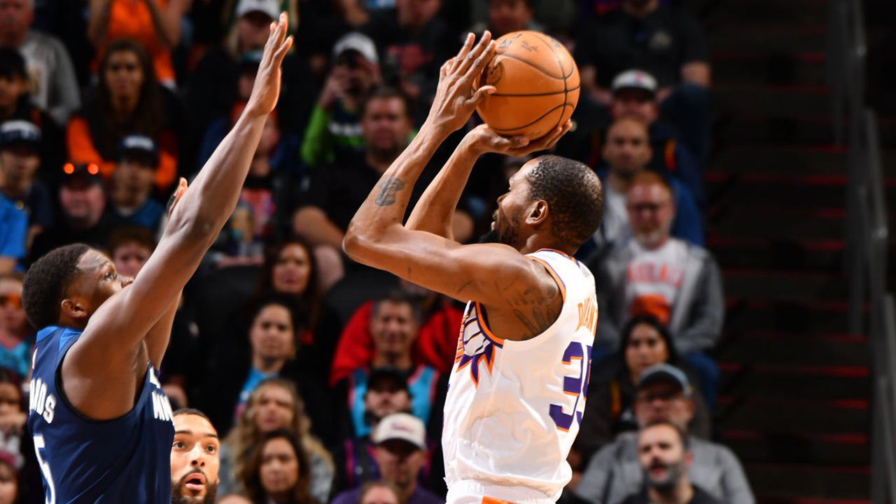 后仰漂移跳投也照进不误 杜兰特巧妙打成2 1