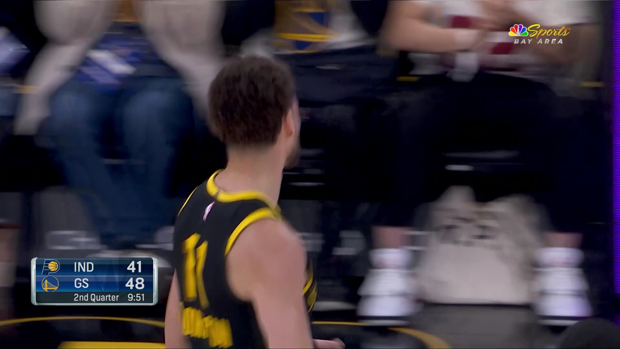 已经打嗨了!克莱三分迎射防守命中 库里同款抖肩庆祝