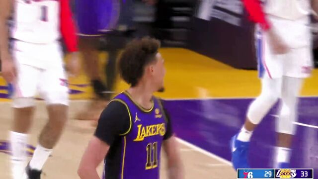 湖人打嗨了！詹姆斯炸裂空接暴扣 拉塞尔提前起飞助兴