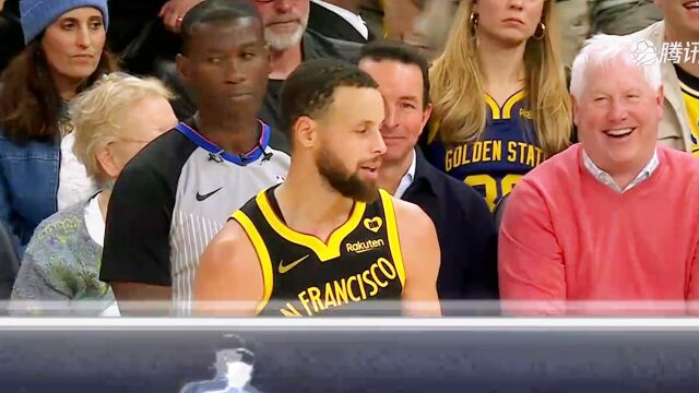 库教练上线！库里拿着战术板指导穆迪