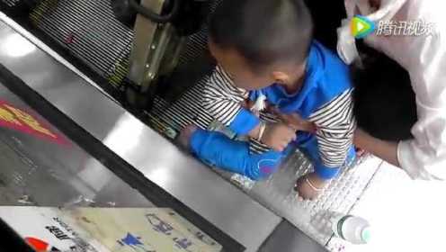 年轻妈妈带2岁儿子上电梯  男童脚卷进电梯 被压粉碎