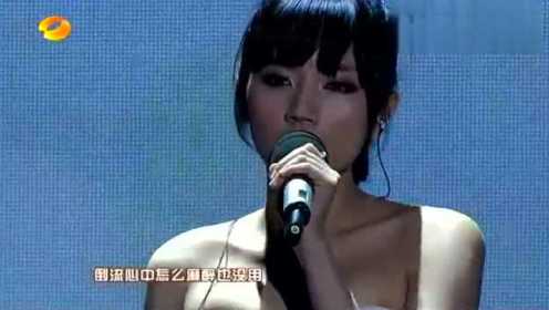 李炜在2010快男六进五“快女帮帮唱”环节中 曾邀请女神刘惜君共同演唱一首《草戒指》