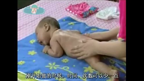 如何给洗完澡的新生婴儿进行全身按摩抚触 从而保持宝宝肌肤健康