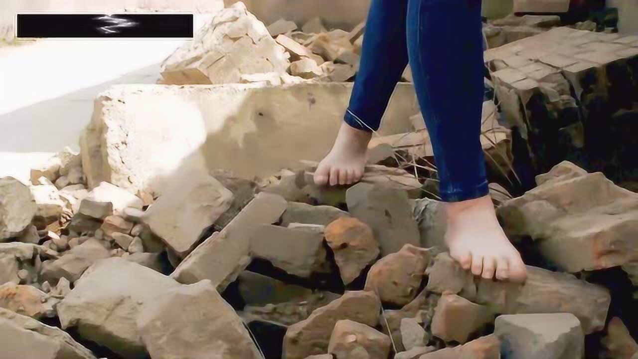 健康赤脚行-萌萌初次赤脚练习_高清