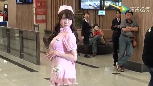 凉川绚音机场遇粉丝惊喜庆生 护士装超撩人