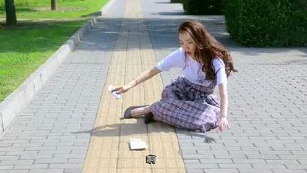 妹子捡到钱的反应,网友:钱换媳妇儿!_腾讯视频