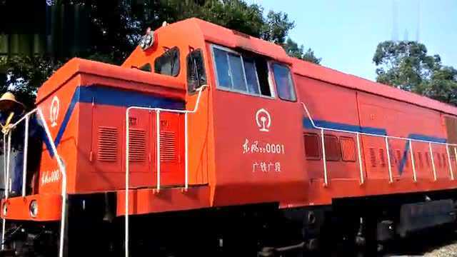 广州火车迷在黄埔火车站拍摄东风5d火车头!
