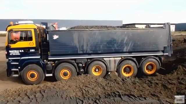 3辆工程车在工地上拉土这吨位一次能来老多了吧