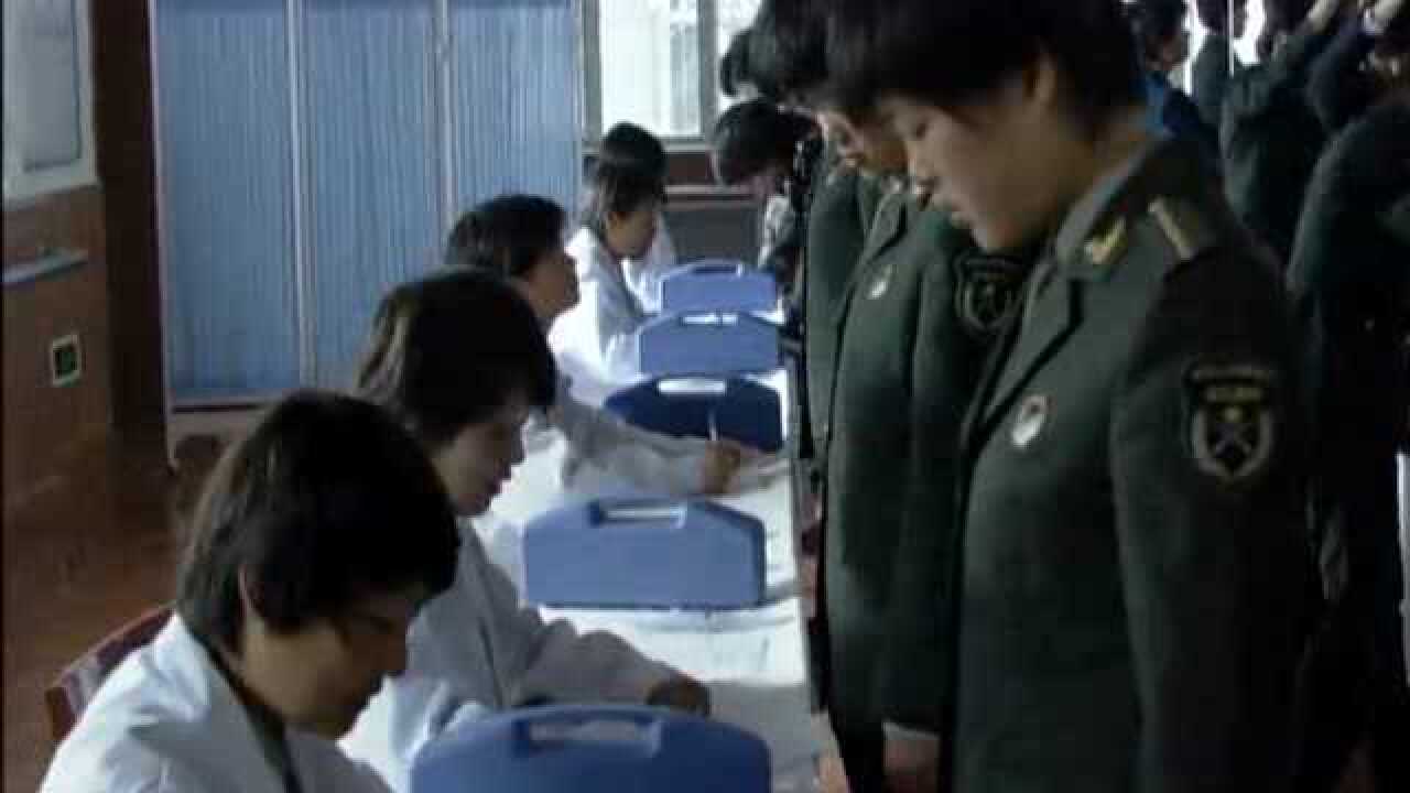 女兵参加大阅兵身体检查，要求身高体重都必须一致_腾讯视频
